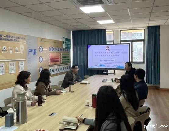 会议室里的人们

描述已自动生成