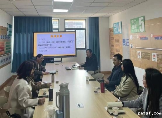 图片包含 室内, 天花板, 人们, 桌子

描述已自动生成