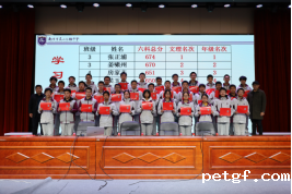 会议室里的人们&#xA;&#xA;描述已自动生成