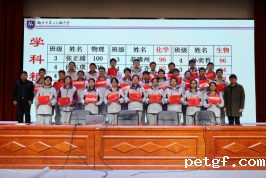 一群人站在台上&#xA;&#xA;描述已自动生成