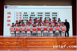 一群人站在台上&#xA;&#xA;描述已自动生成