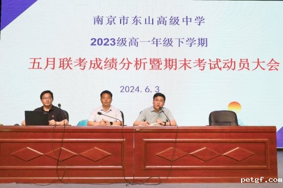 图片包含 前, 女人, 人们, 盒子

描述已自动生成