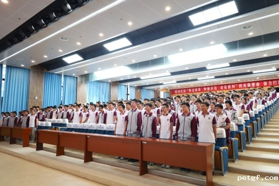 图片包含 室内, 人们, 建筑, 长

描述已自动生成