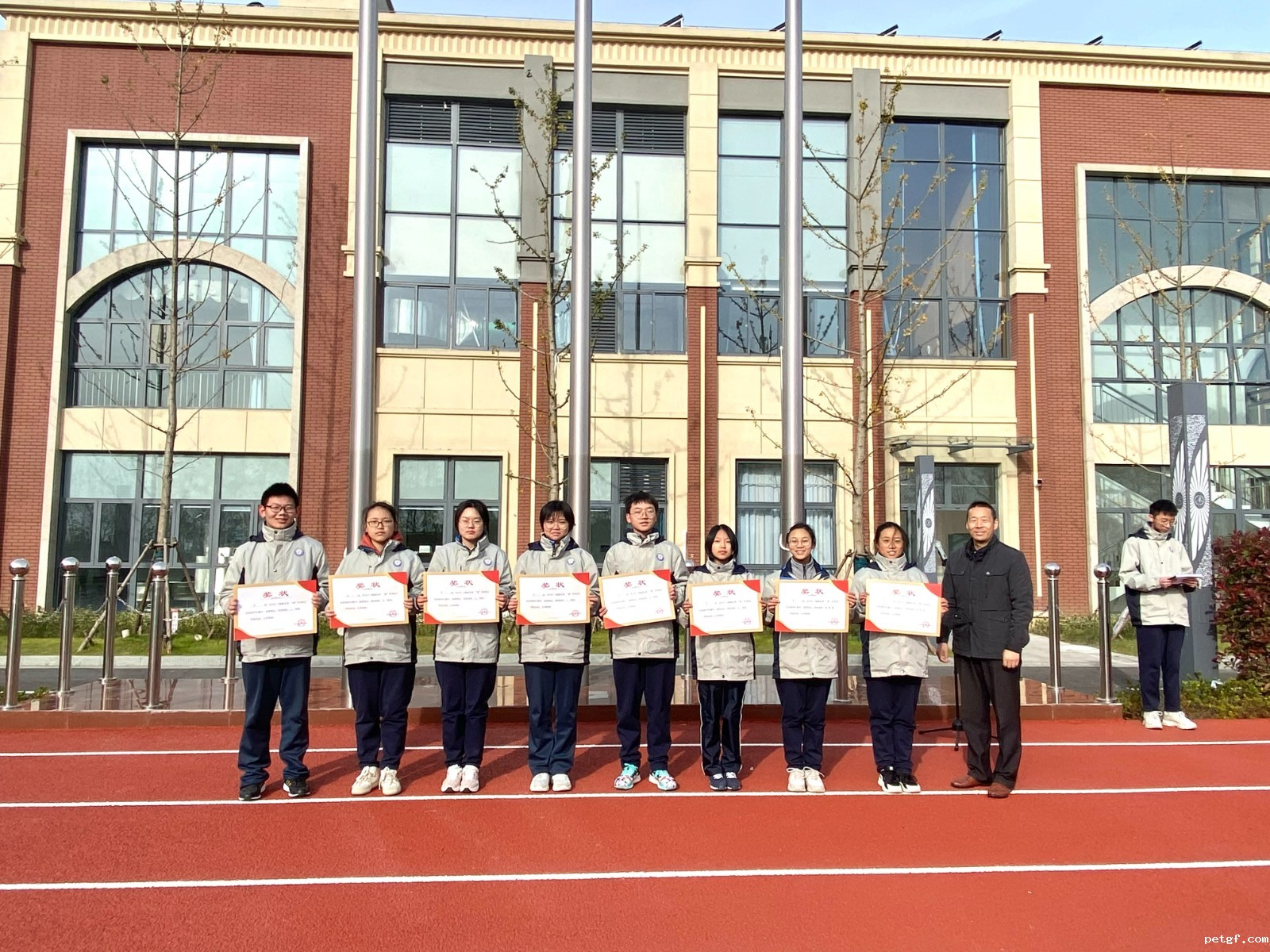 季立建副校长为获奖班级颁奖.jpg 季立建副校长为获奖班级颁奖.jpg