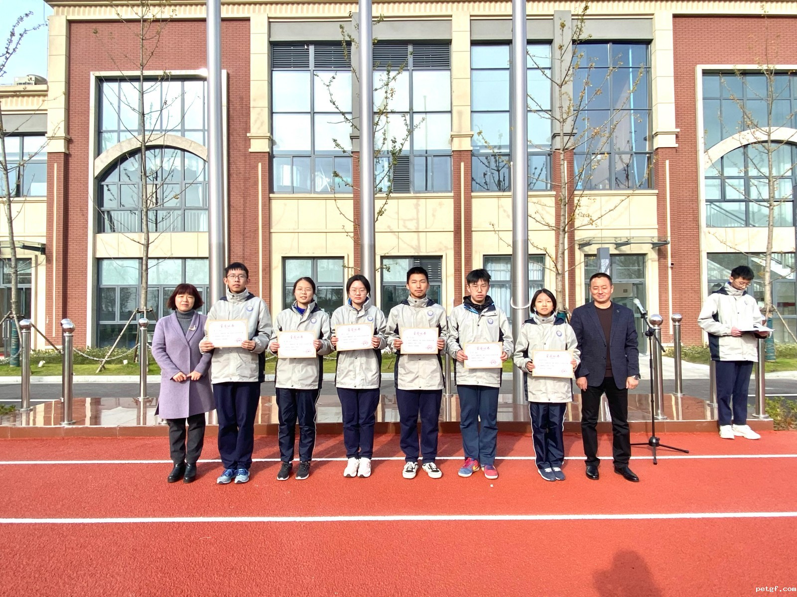 钱医生、王主任为获奖同学颁奖.jpg 钱医生、王主任为获奖同学颁奖.jpg