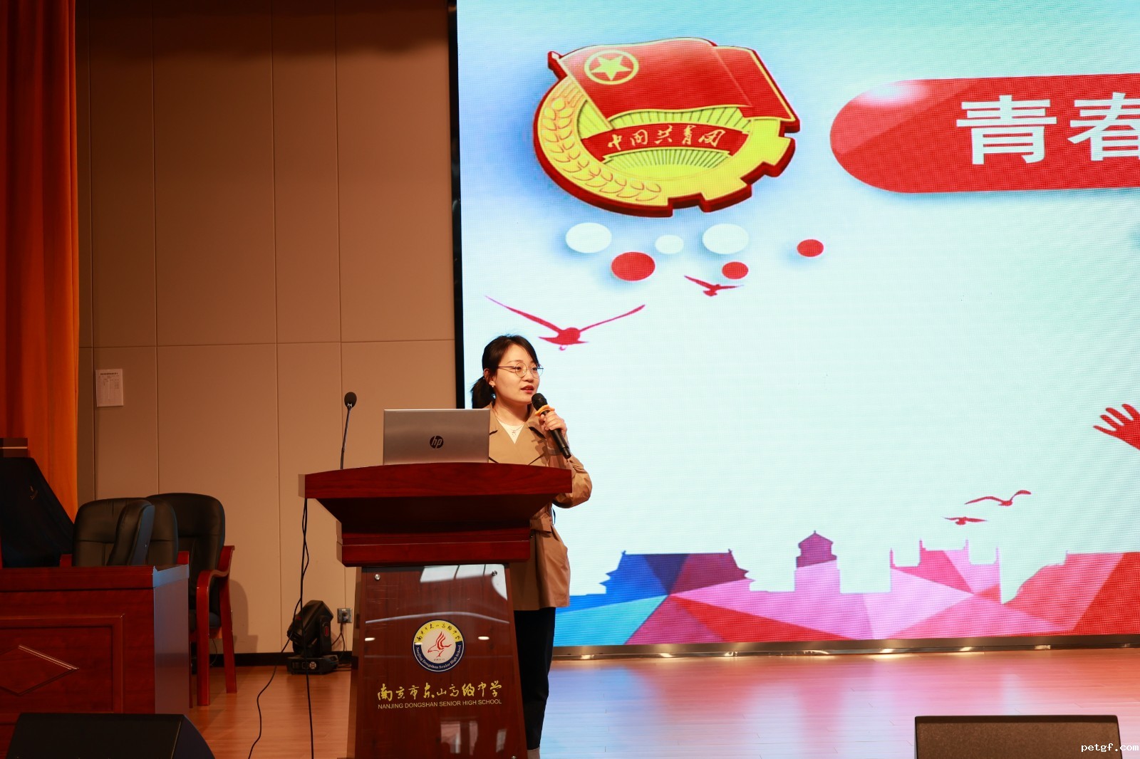 图片2:活动由团委副书记张寒之老师主持.jpg 图片2:活动由团委副书记张寒之老师主持.jpg